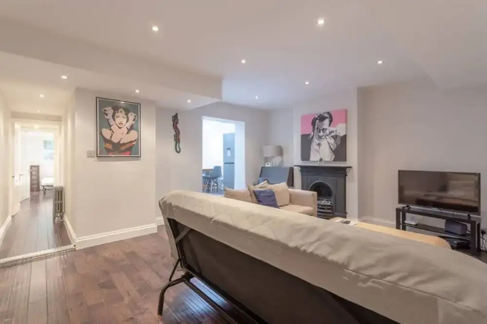 Stylish 2 Bedroom Flat With Large Garden