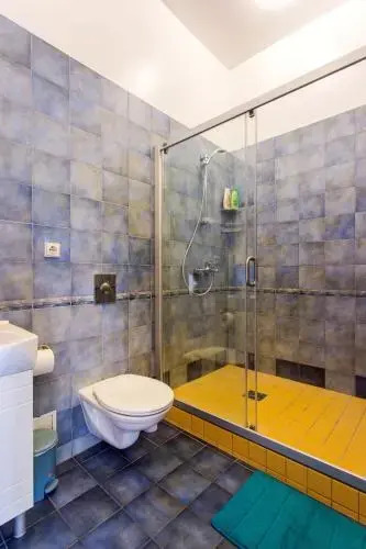 Cozy & Comfy Old Town Apartment With Balcony