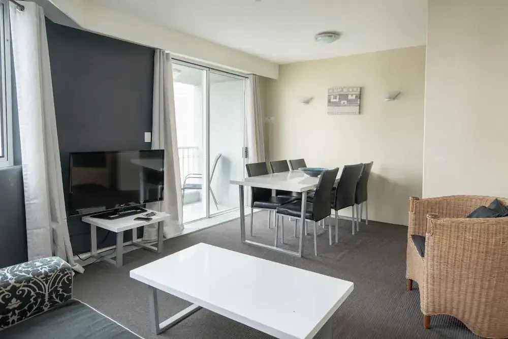 Comfortable 2 Bedroom Apartment With River Views