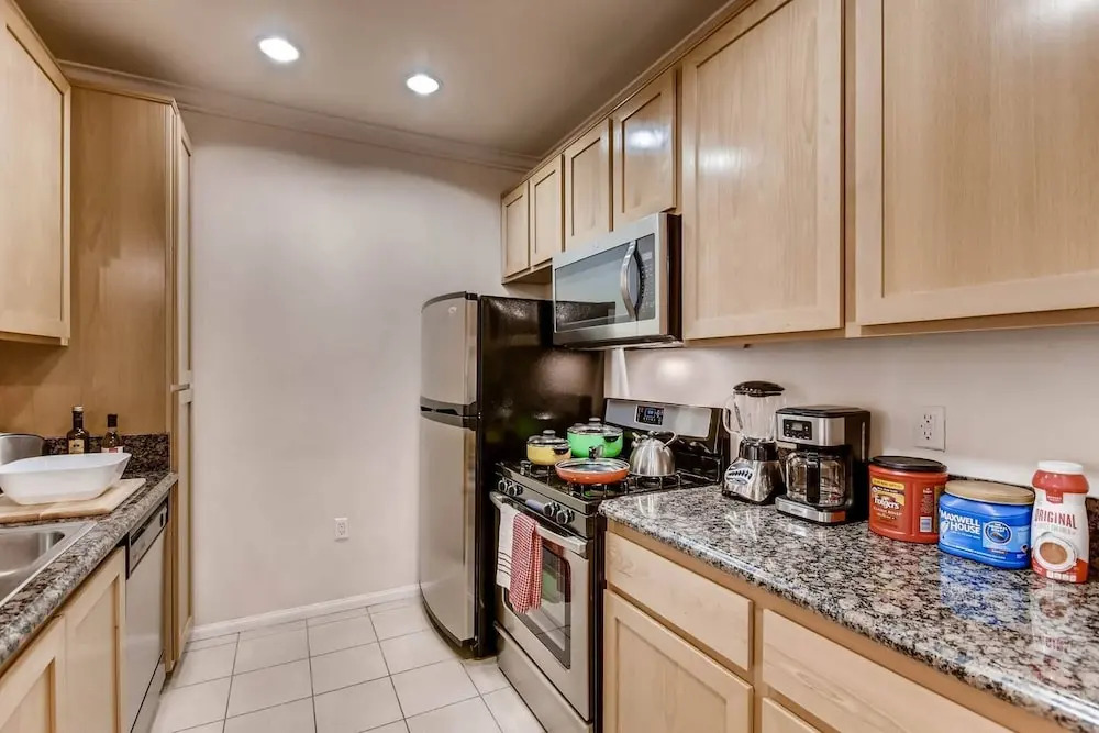 A+ Los Angeles Seclusion Large 2br/2bath + 2 Free Parking Spots! (P2)