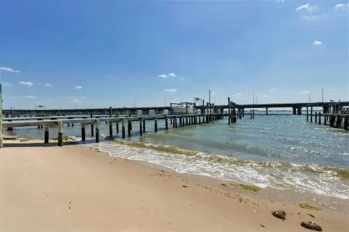 Bay Breeze Anchor Suite (1 bed/1 bath condo with cabanas, fire pits, and pier)