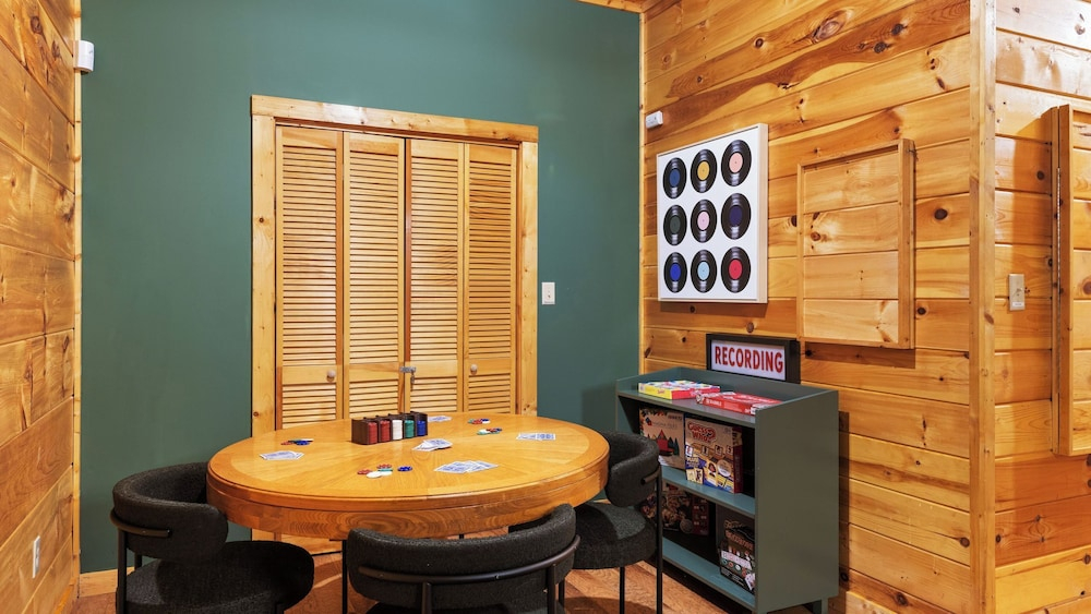 Riverbend by Avantstay Redesigned, Hot Tub, Firepit, Billiards Pigeon Forge