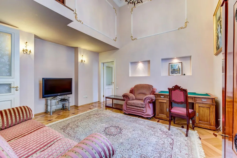 Home4day Spacious Apartment by the Hermitage