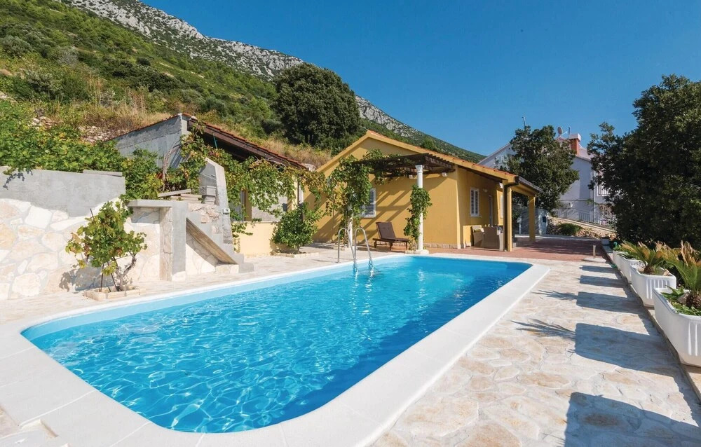 Stunning Home in Dingac With Wifi and 2 Bedrooms