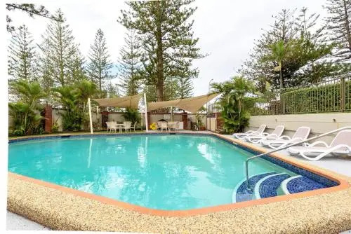 Main Beach Waterfront Apartment