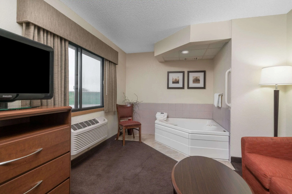 AmericInn by Wyndham Worthington
