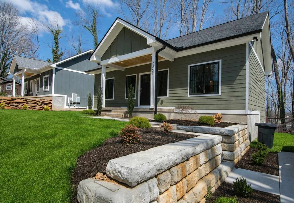 Modern Upper Retreat w Free Tix Deck 2 Suites