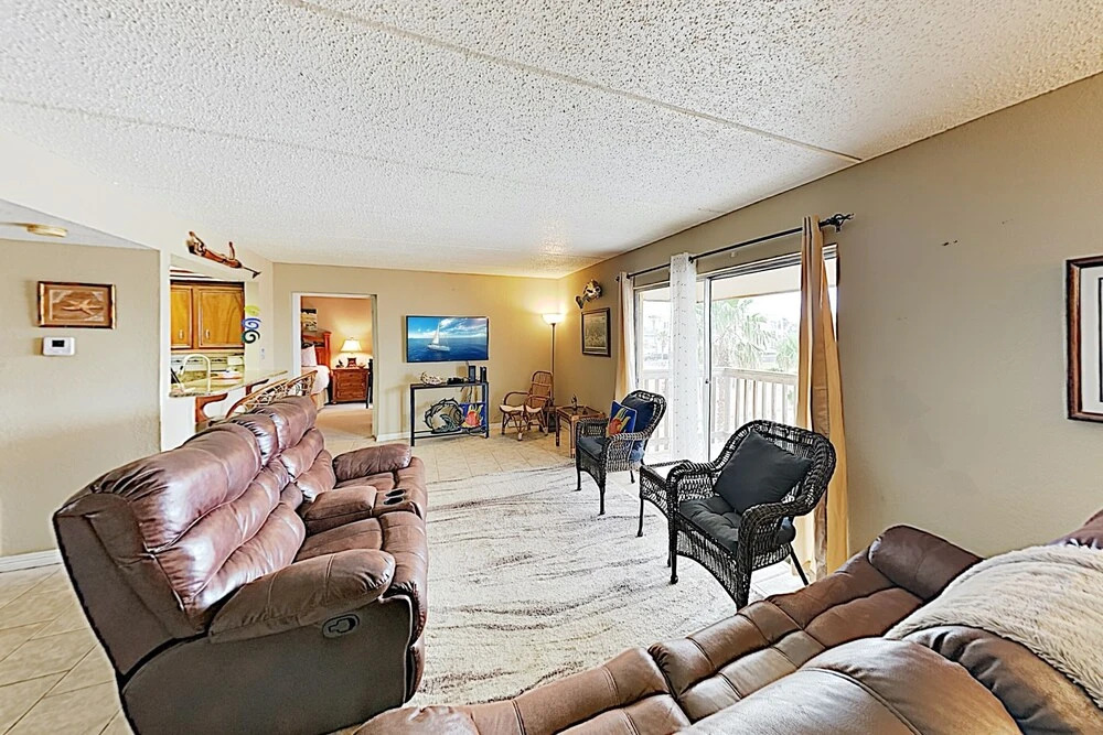 New Listing! Bay-view W/ Pool, Walk To Beach 2 Bedroom Condo