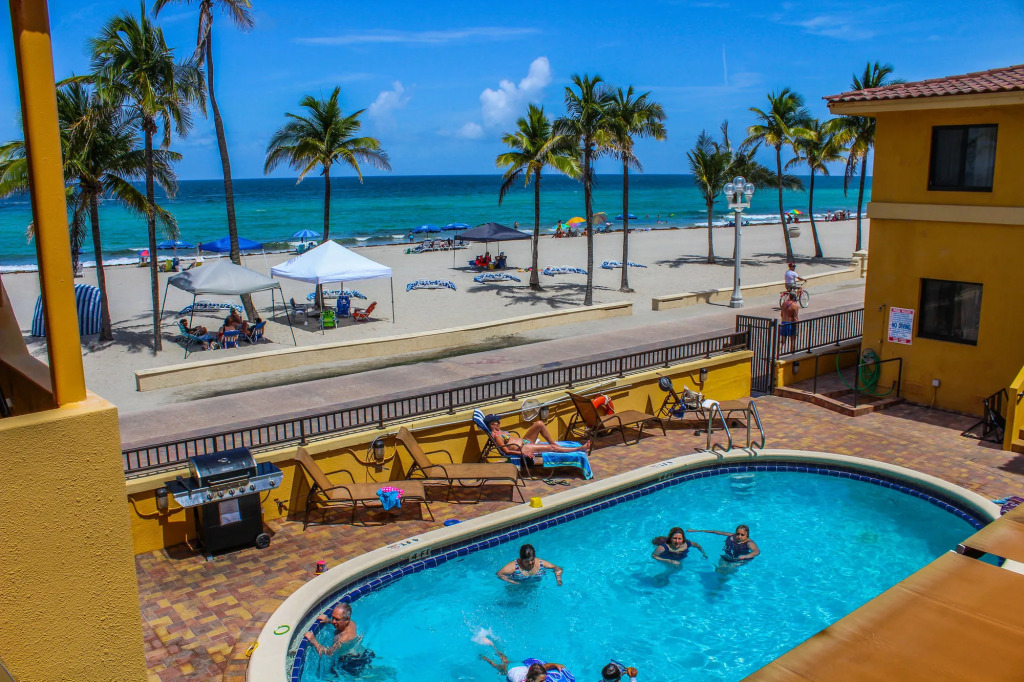 Hollywood Sands Resort