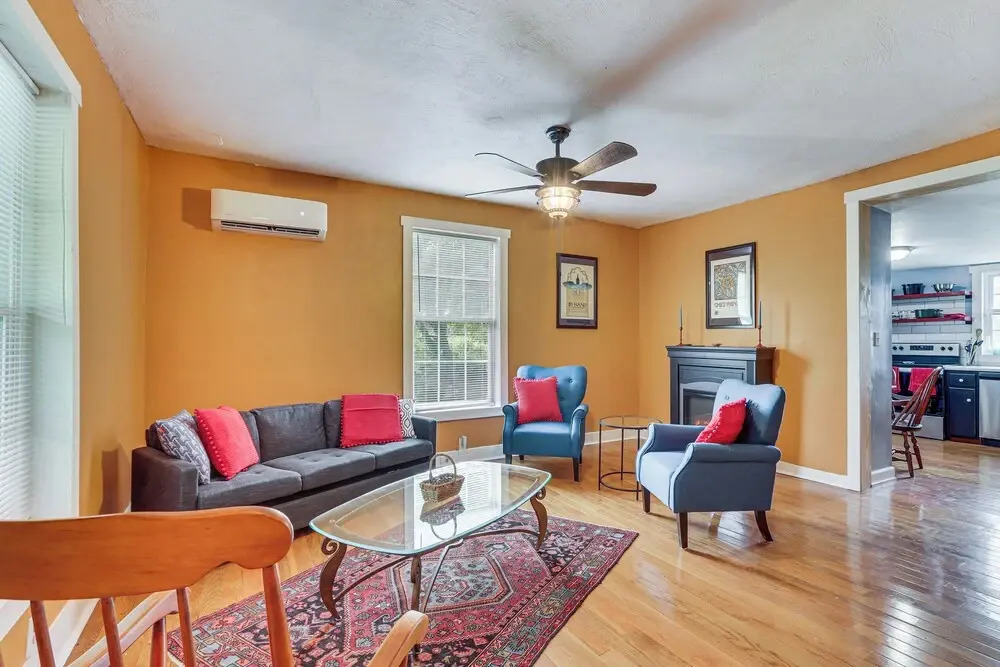Farmhouse on 1 Acre Near Historic Dtwn Danville