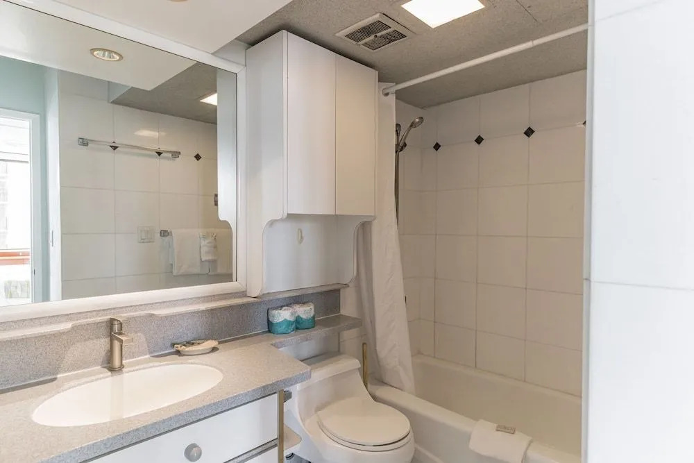 High Rise Ocean View Waikiki Condo, FREE Parking & Wi-Fi