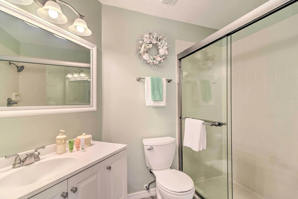 St Pete Condo w/ Patio & Pool ~ 2 Mi to Beach