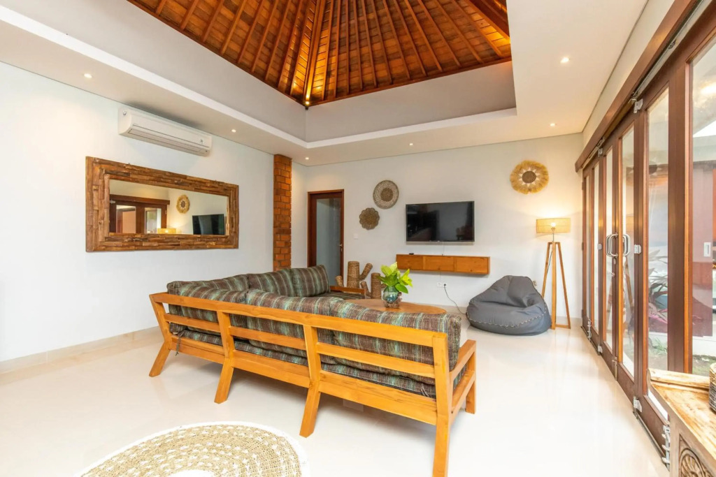 Villa Kamboja Premium walk to double six Beach - enclosed living room with AC