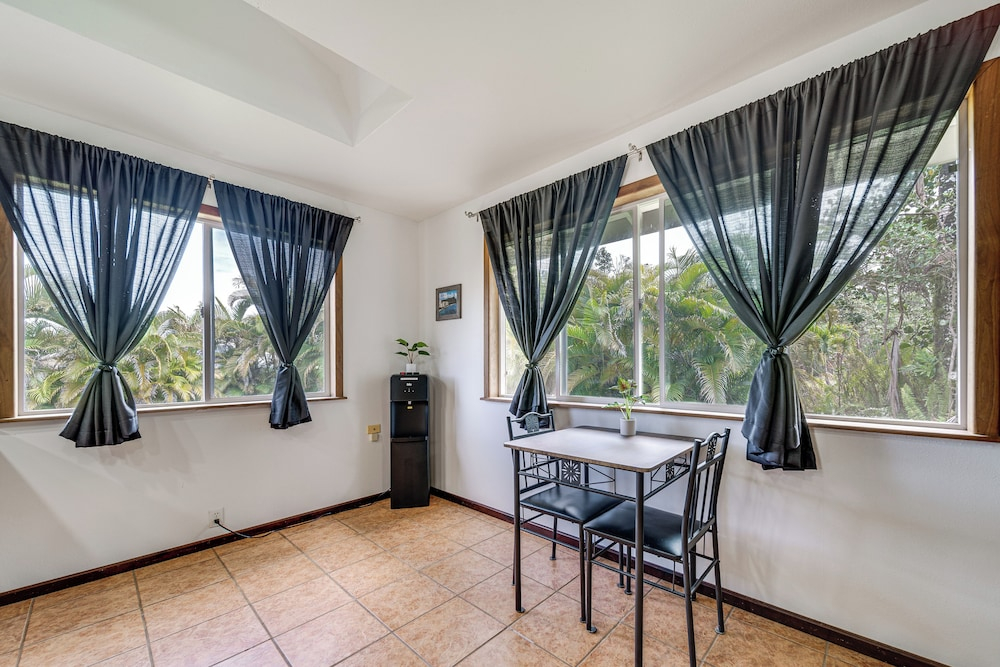 4 Mi to Beach: Keaau Retreat w/ Relaxing Porch!