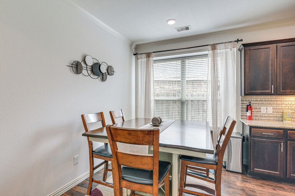 22 Mi to Dtwn Houston: Spacious Baytown Home!