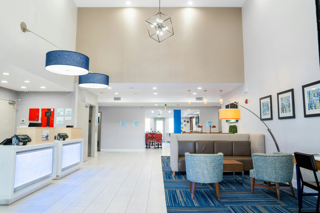 Holiday Inn Express & Suites - Lake Forest by IHG