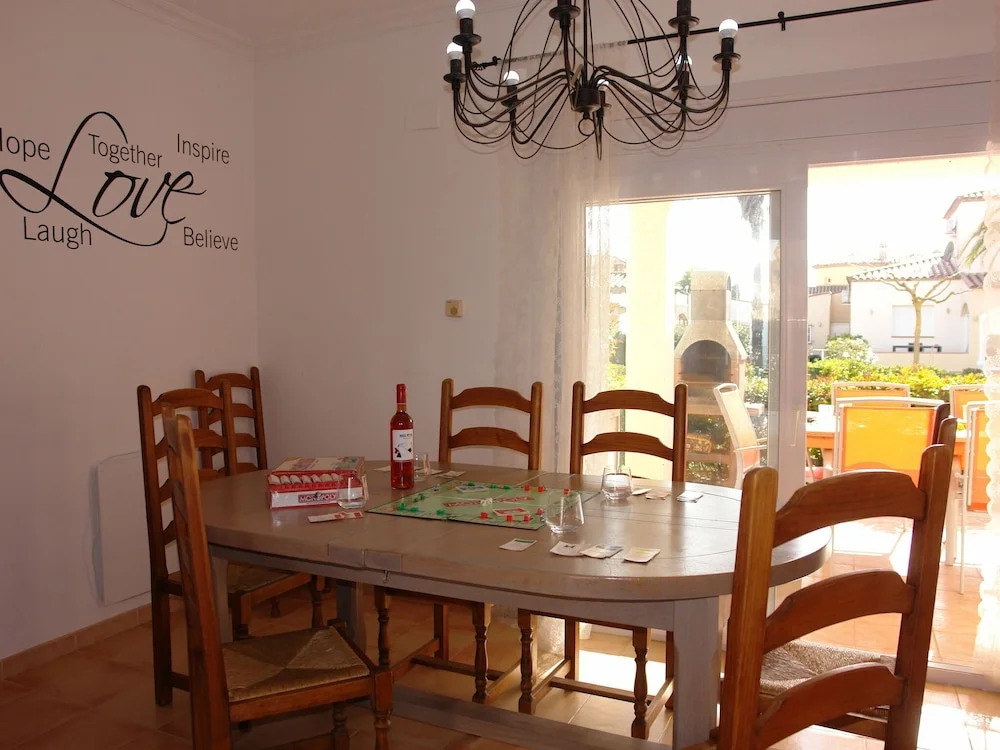 Spacious Villa in Vilacolum With Swimming Pool