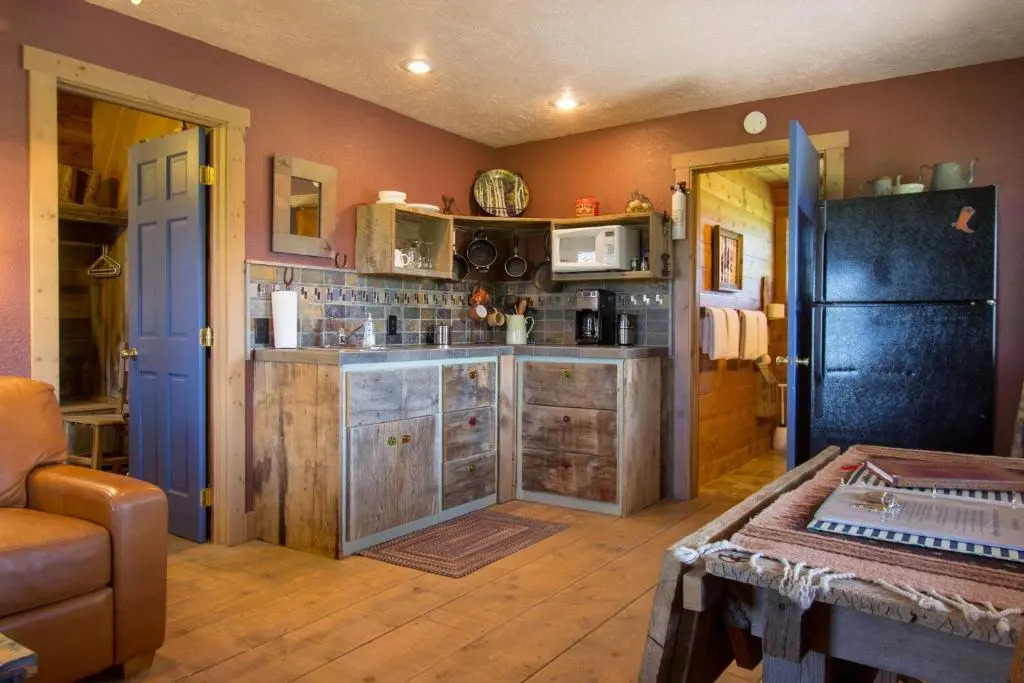 Cozy 1 BR with a Pullout Sofa bed and Kitchenette