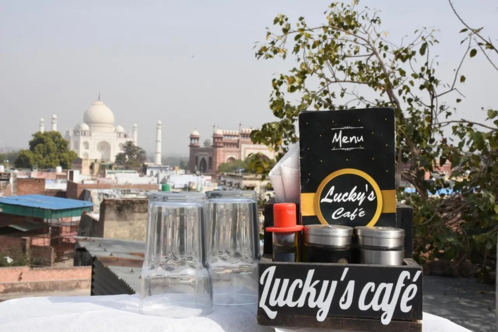 Lucky Restaurant & Guest House Near Taj Mahal