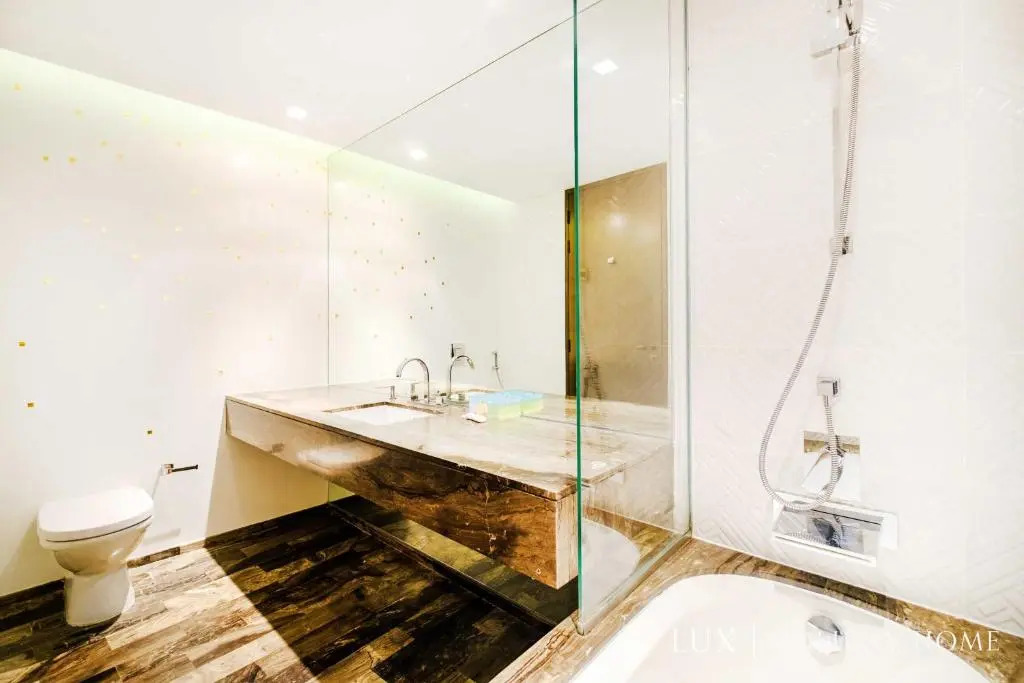 LUX - Lavish Suite with Full Palm Jumeirah View 2