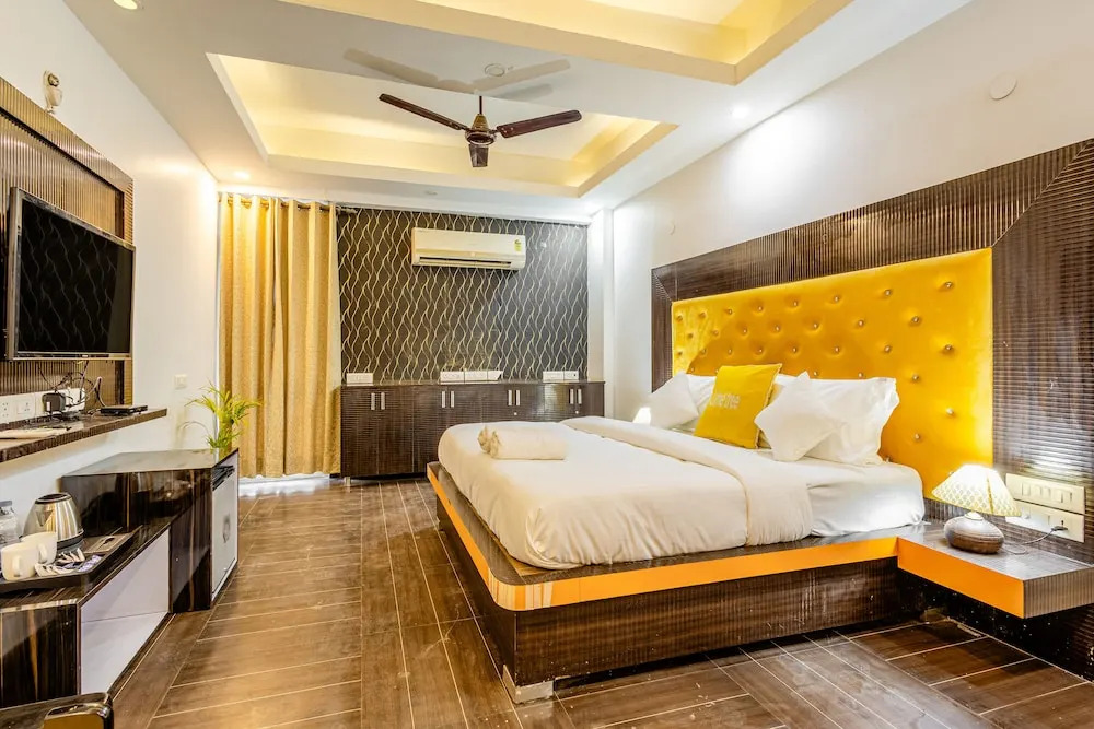 Lime Tree Hotel and Banquet Huda Metro