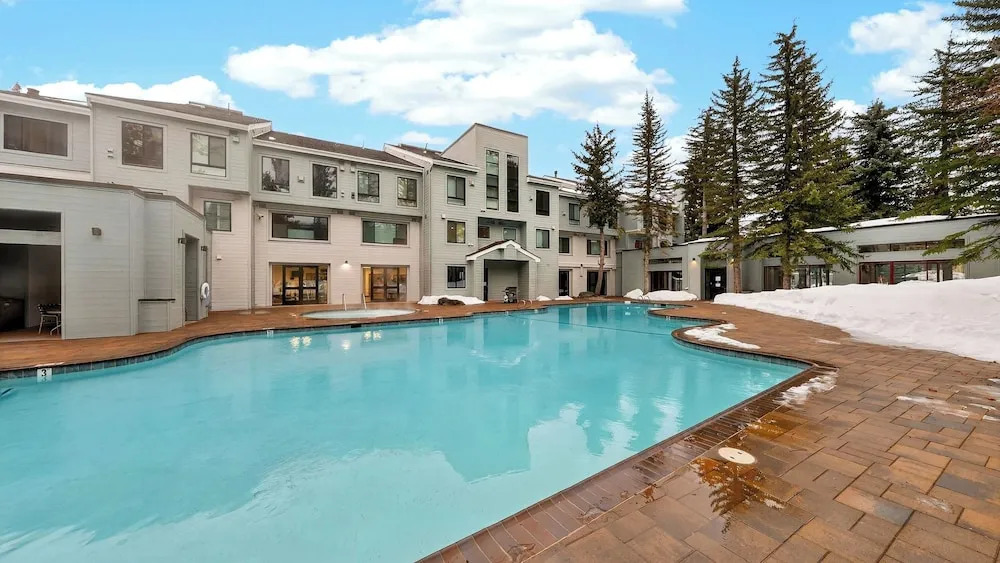 The Ridgeline & The Traverse by Avantstay 2 Slopeside Units + Hot Tub + Sauna + Heated Pool + Heart of Olympic Valley