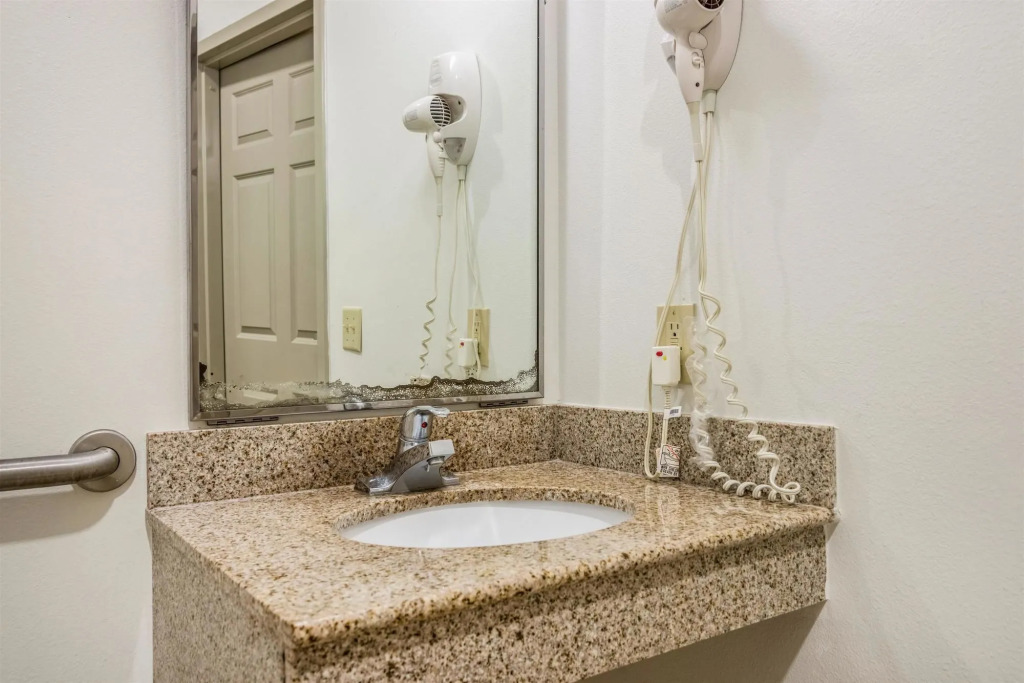 Oyo Townhouse Sulphur,LA Extended Stay I-10