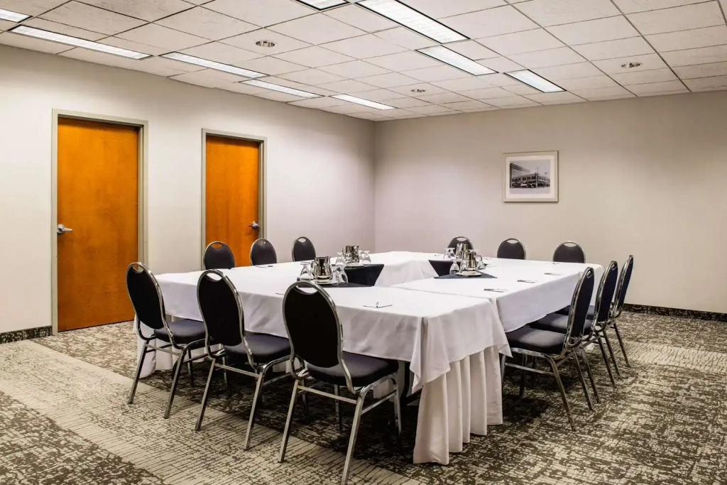 Clarion Hotel & Suites