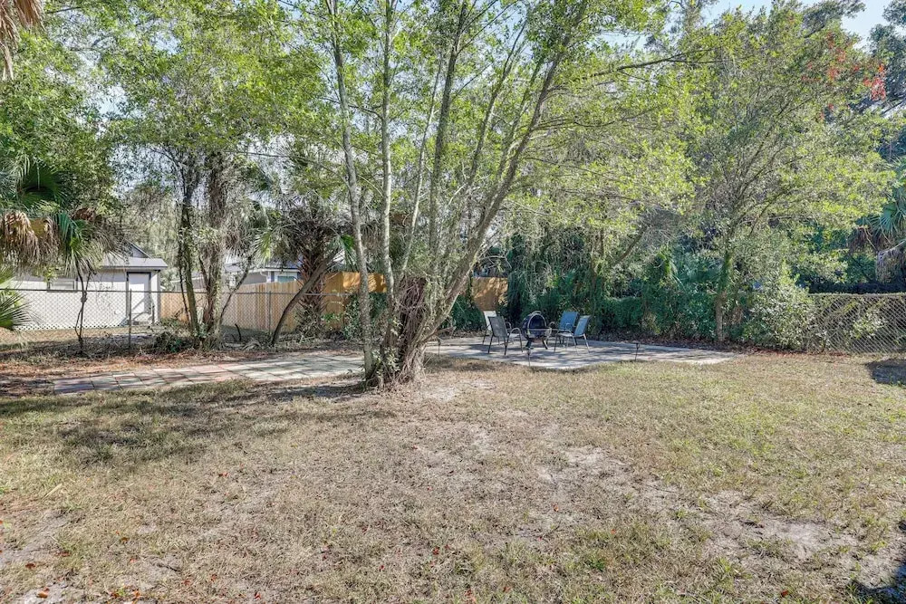 2 Mi to Dtwn Jax: Game-ready Retreat w/ Yard