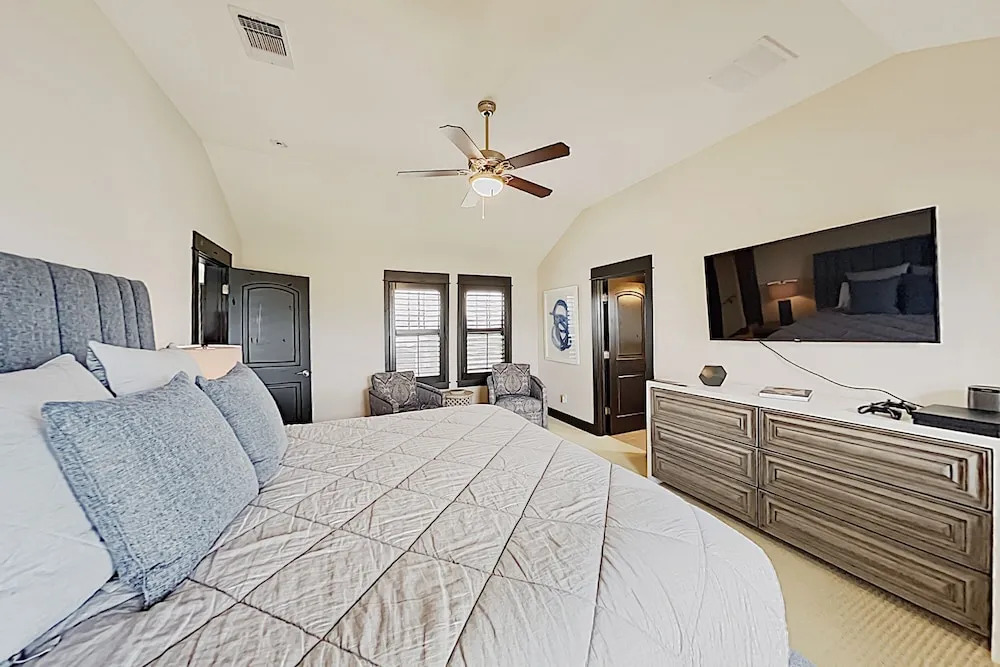 The Reserve: Lakefront Paradise W/ Private Hot Tub 4 Bedroom Home