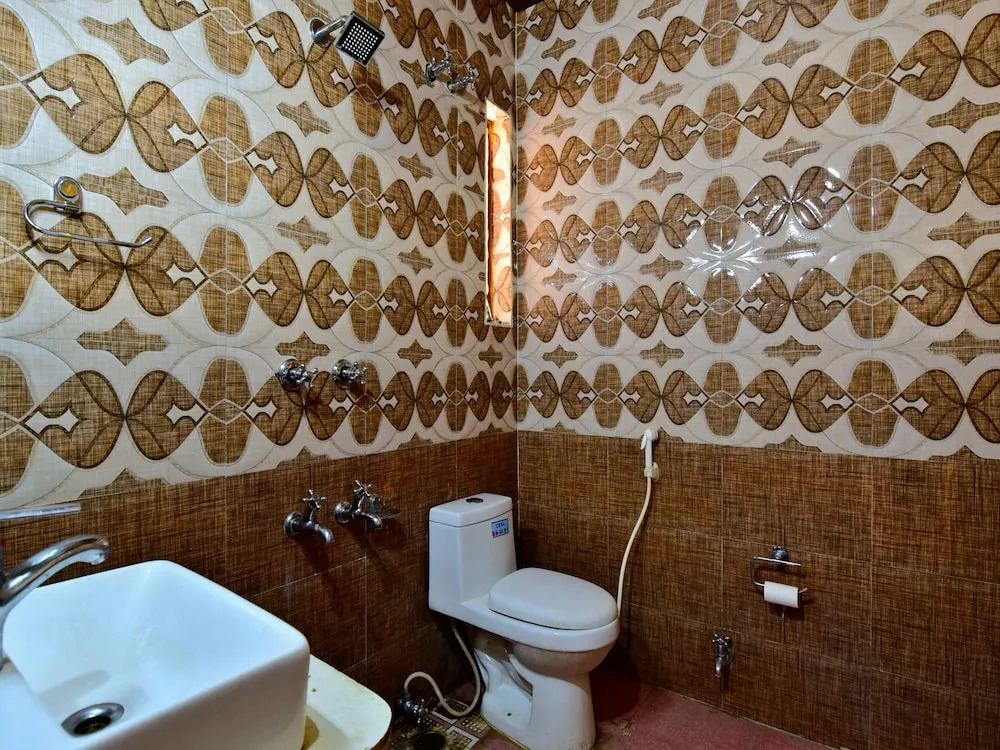 Oyo 36558 Hotel Raxit Inn