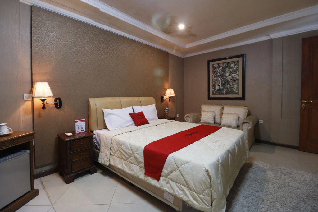 RedDoorz Plus @ Jalan Dharmawangsa