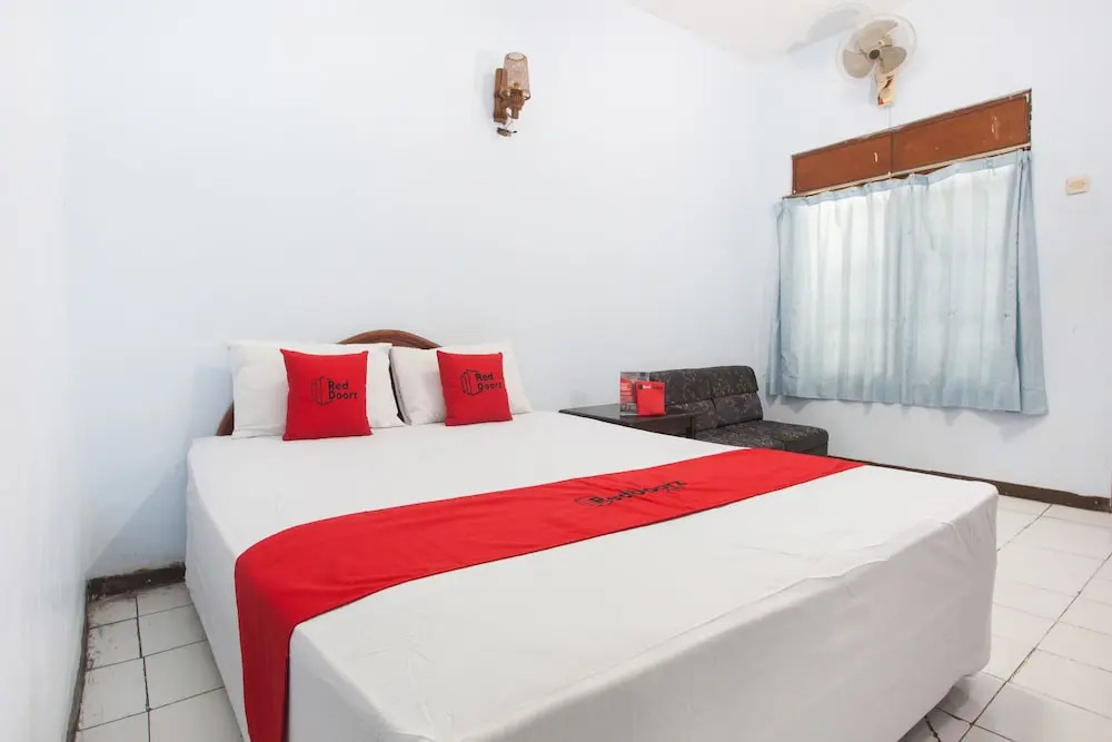 RedDoorz near Plaza Araya