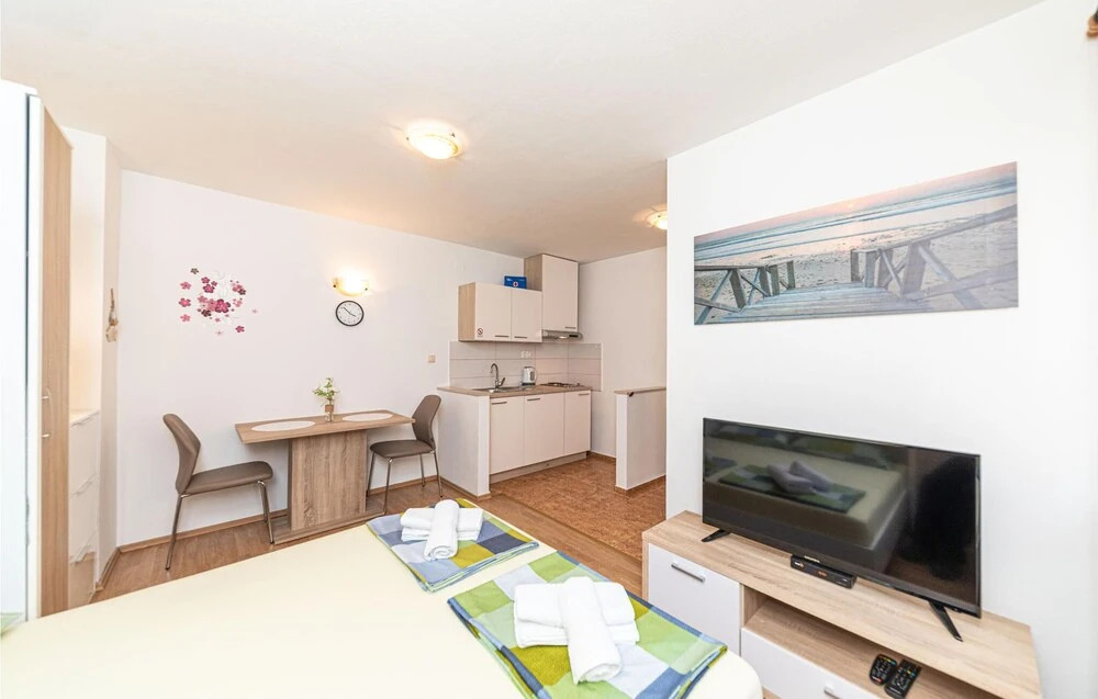 Nice Apartment in Kastel Luksic With Wifi