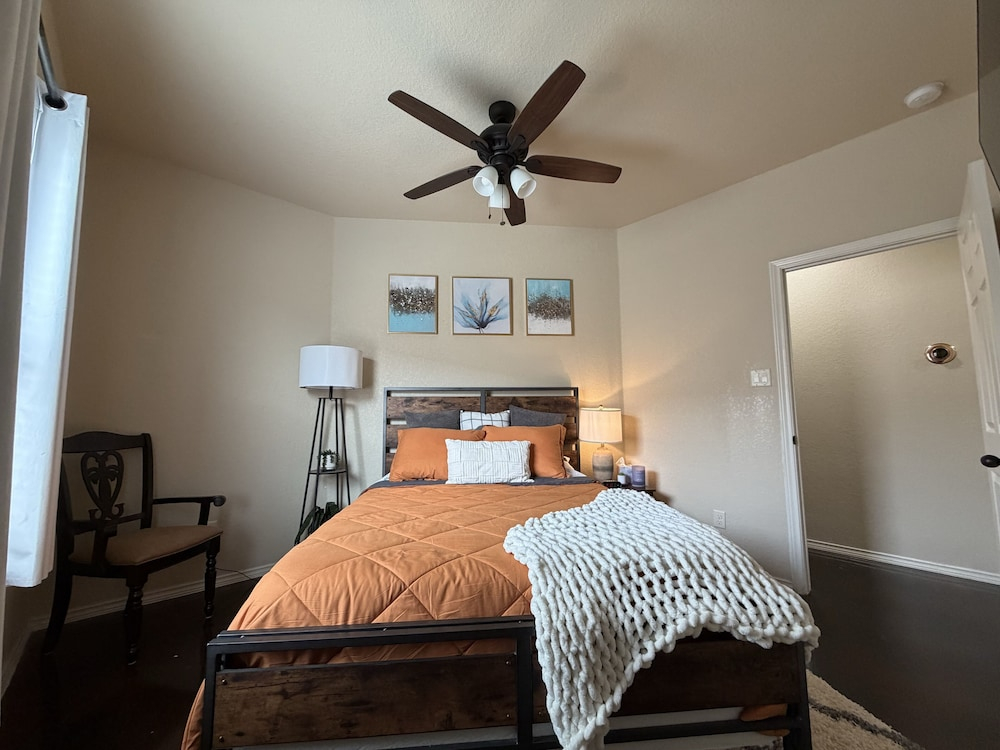 Pet-Friendly 3BR Fire Pit & Games Near Sea World
