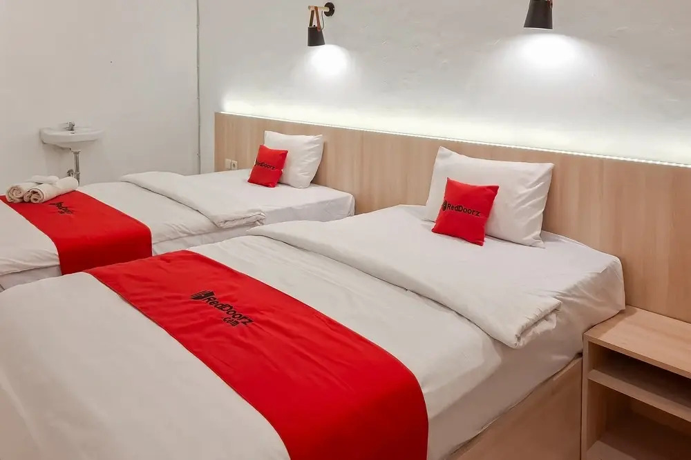 RedDoorz at Grand Mirza Near Pasar Grosir Batik Setono Pekalongan