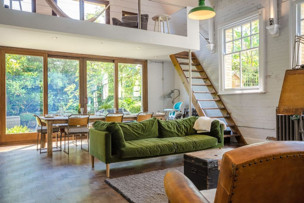 Entire Victorian Schoolhouse With hot tub and Harbour Views