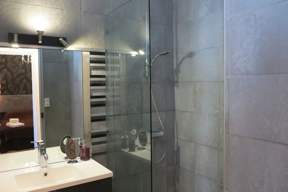 Stylish and Modern 1 Bedroom