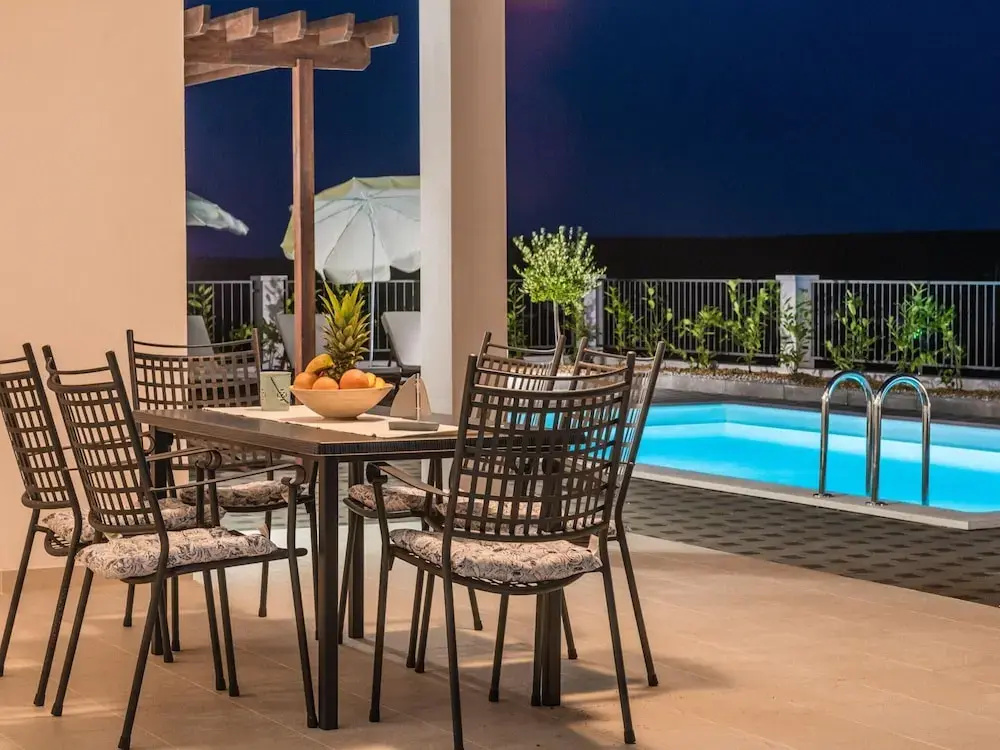 Modern and Spacious Home With Swimming Pool