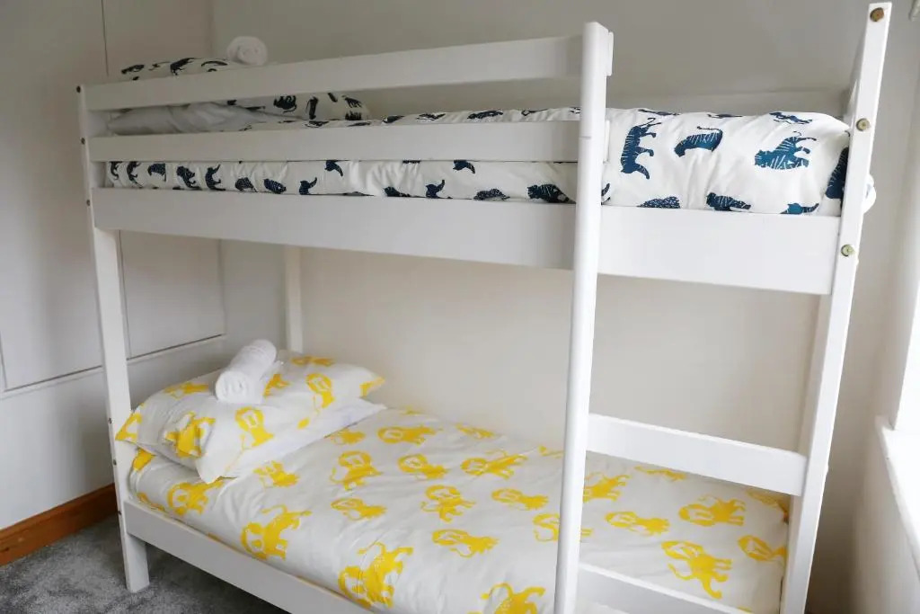 3BR House Sleeps 8 Close to Chester Zoo