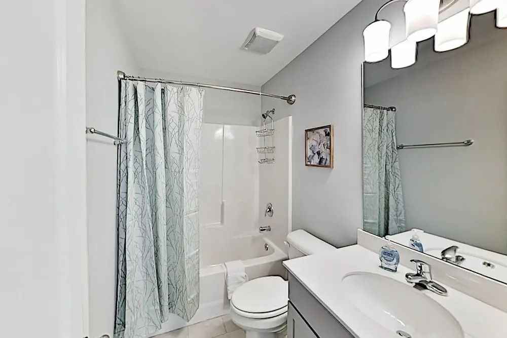 Stylish In Gated Community - Walk To Beach! 5 Bedroom Home