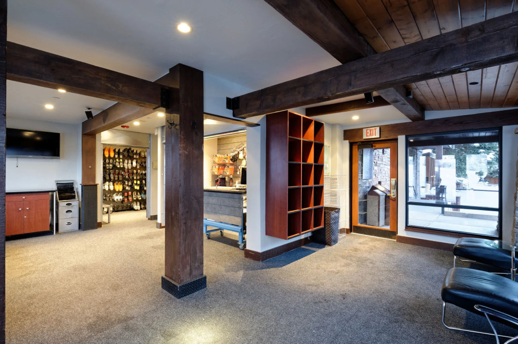 The Crestwood Condominiums