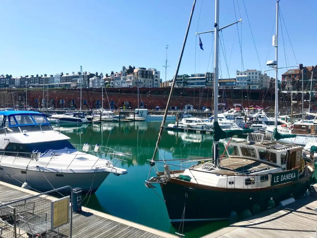 Marina Retreat - Stunning 4 bedroom, 3 bathroom house with harbour views!