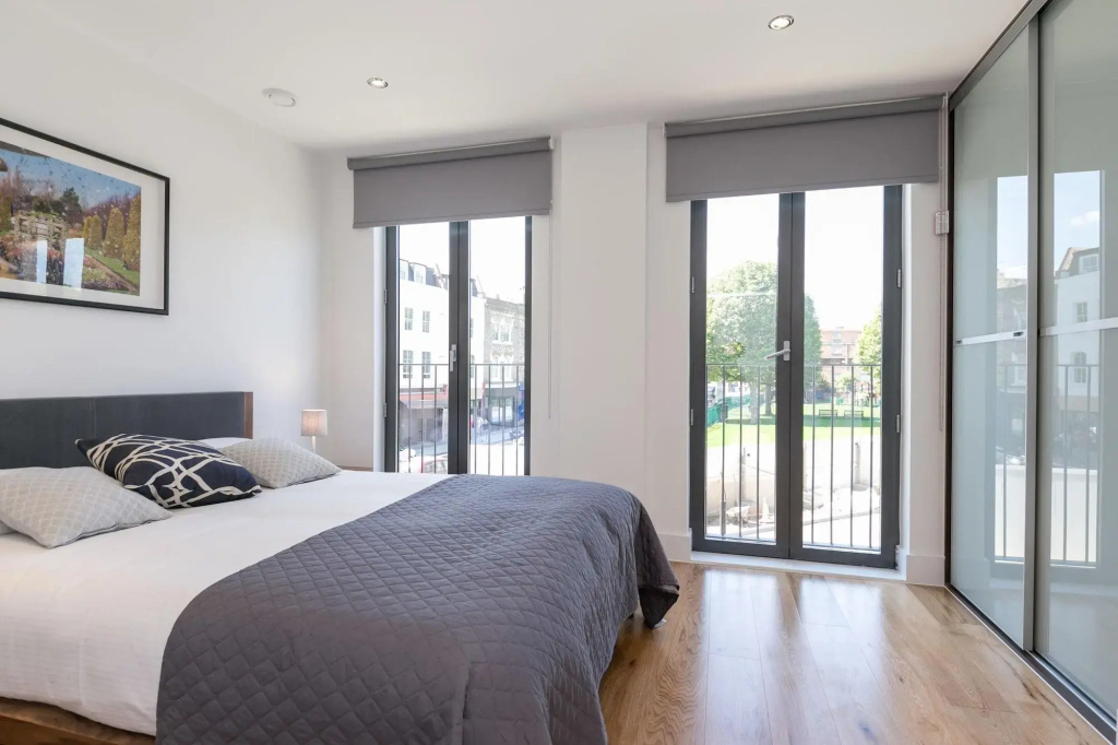 Portobello Apt with Floor-to-Ceiling Views