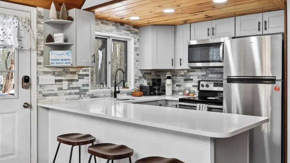 Evergreen Lodge by Avantstay Poconos Lake Cabin + Fireplace + Large Deck + Near Jack Frost & Kalahari