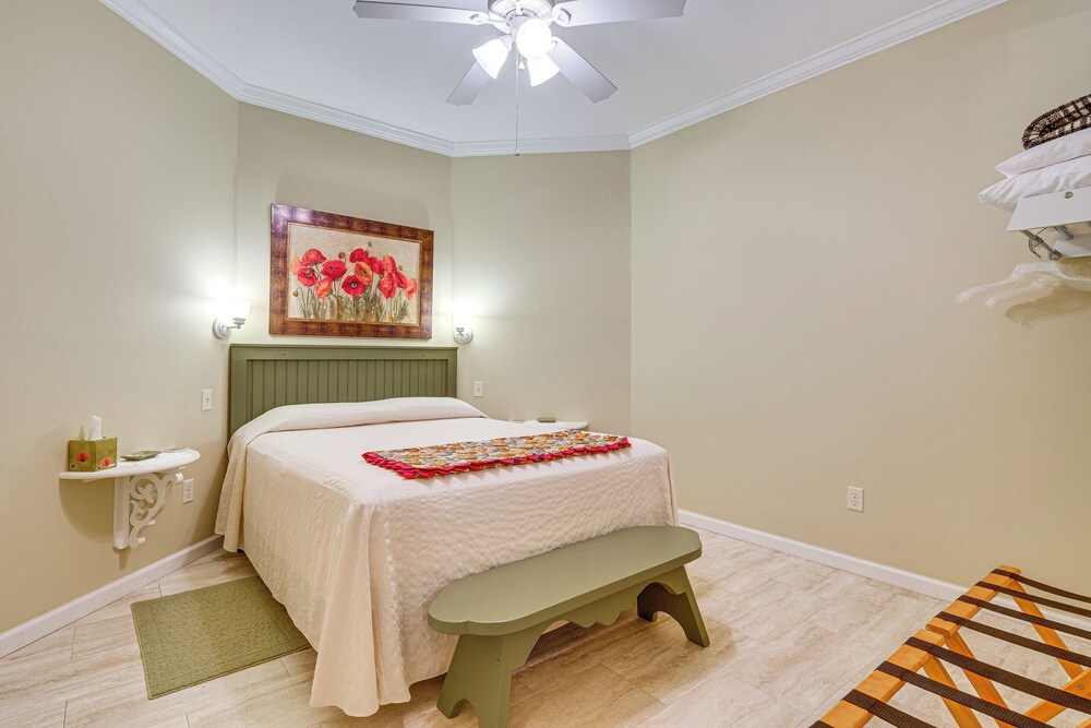 Walk to Main Street: Saluda Escape w/ Garden Patio
