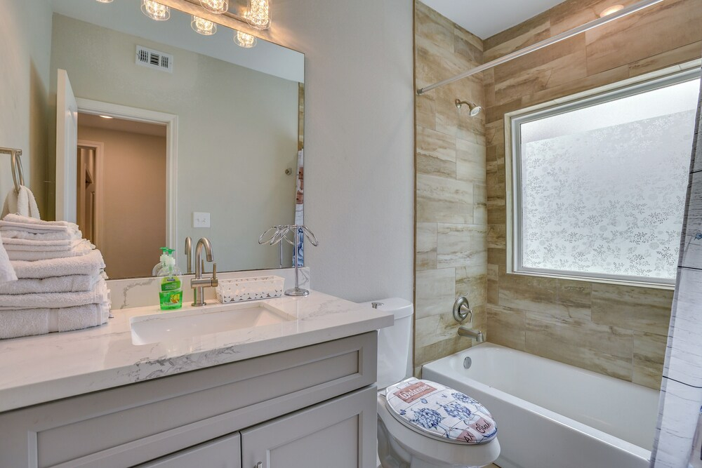 Sleek & Central! Houston Stay Near Med Center