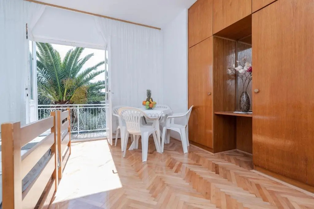 Centrally located apartment for 16