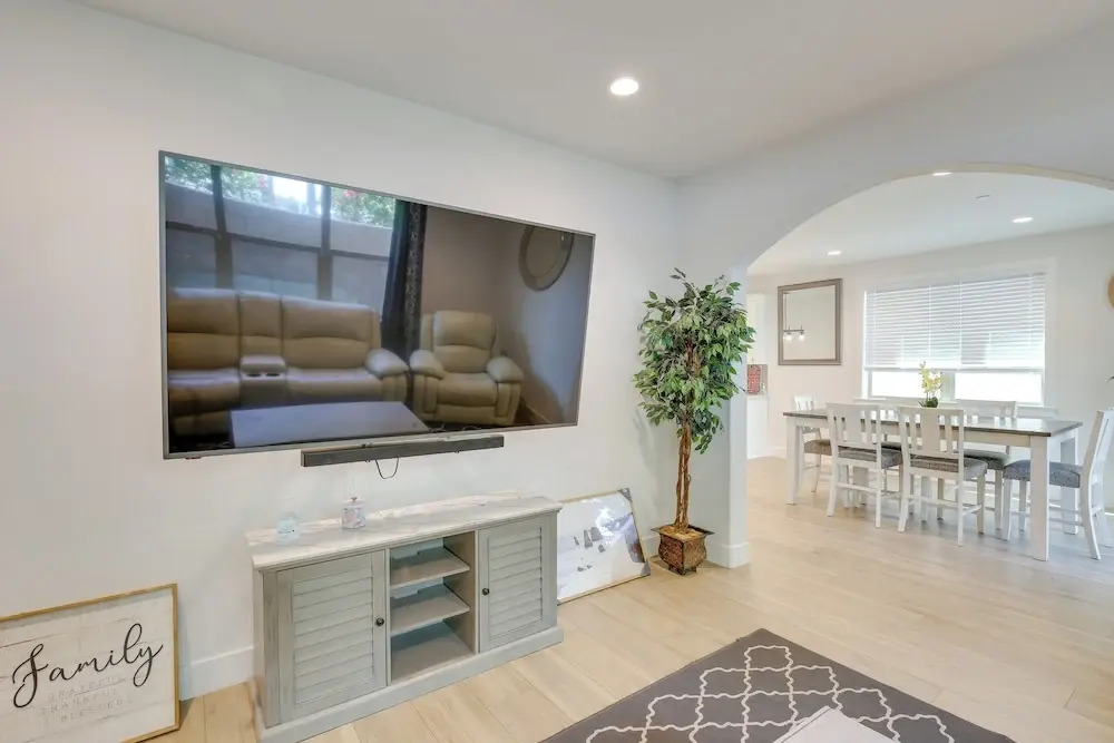 Pet-Friendly Paramount Home, 16 Mi to Los Angeles