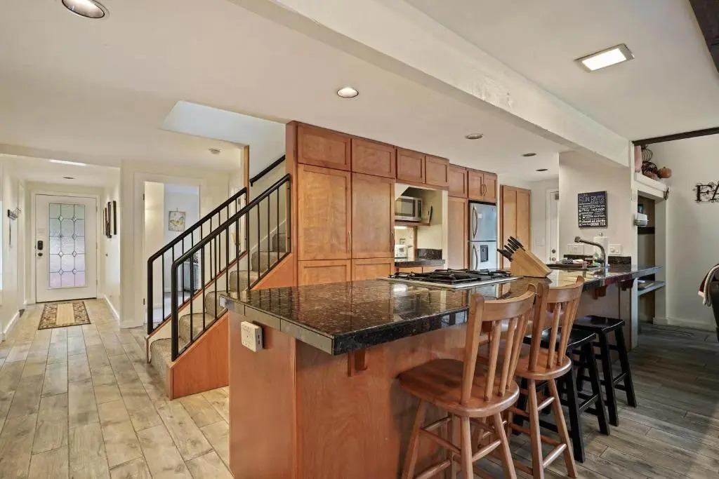 2 Landrise-AC-Hot Tub-4BR/2BA